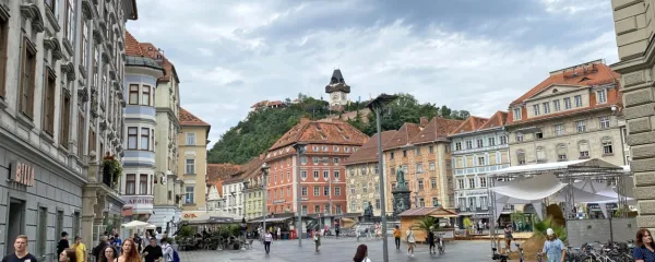 Glavni trg z Grajskim hribom in nezgrešljivim stolpom z uro