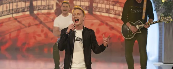 Blaž Gec v pevskem elementu na eni od televizijskih oddaj.