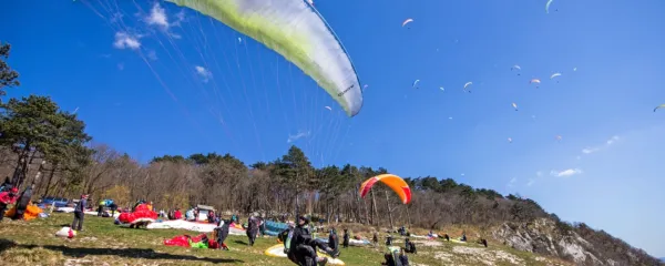 Ob lepem vremenu je na vzletišču 
Lijak in na nebu nad njim prava 
gneča.