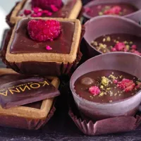 Slaščice, ki jih ne uspeta prodati,  podarita socialno ogroženim družinam v občini. 