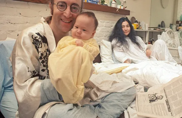 John Lennon in Yoko Ono sta leta 1975 povila Seana. Družino je v  objektiv ujel  znani fotograf Bob Gruen. 