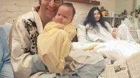 John Lennon in Yoko Ono sta leta 1975 povila Seana. Družino je v  objektiv ujel  znani fotograf Bob Gruen. 