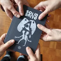 Na temo solidarnosti je bil  tudi letošnji literarni natečaj   Lapis Histriae, 
po katerem je izšel zbornik. V njem je poleg izbranih tudi  nagrajena 
zgodba  Bojana Krivokapića. 