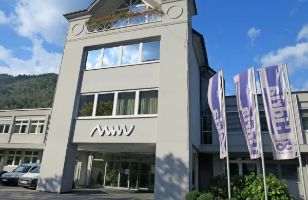 Korporacija Hidria  Abrahama praznuje v velikem zagonu, valovnica, nekdanji simbol predhodnice - Rotomatike, pa opozarja 
tudi na razvojne padce in nujnost pripravljenosti nanje.
