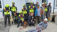 Enota reševalnih psov Tolmin, vodniki in šest psov, s ponesrečenci, ki so jih varno pripeljali iz živosrebrnih rudniških rovov do 
zdravniške ekipe.