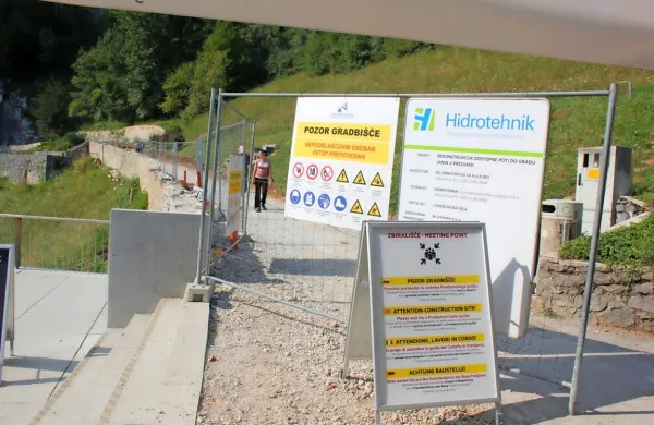 S prvo fazo obnove pešpoti do Predjamskega gradu bodo zaključili 
konec oktobra, čaka jih nov razpis, na katerem bodo iskali 
izvajalca za končne tlakovne površine.  