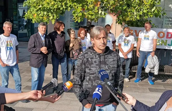 Sandi Valentinčič, učitelj, ki mu grozi odpoved, se zdaj javno 
angažira proti vladnim covid ukrepom. 