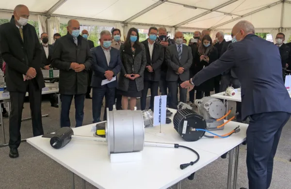 Deset jedrnih podjetij avtomobilske industrije je predsedniku 
Vlade RS Janezu Janši in štirim ministrom predstavilo inovativne 
rešitve za zeleno mobilnost.