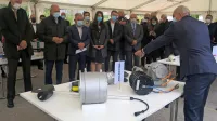 Deset jedrnih podjetij avtomobilske industrije je predsedniku 
Vlade RS Janezu Janši in štirim ministrom predstavilo inovativne 
rešitve za zeleno mobilnost.