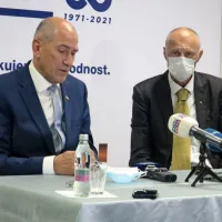 Predsednik Vlade RS Janez Janša in direktor Hidrie Holdinga dr. 
Iztok Seljak sta spregovorila o skupni poti v uresničitev projekta 
mobilnosti prihodnosti GREMO.