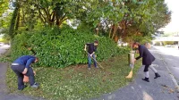 Včeraj so z združenimi močmi uredili okolico skupnostnega centra 
in zavetišča za brezdomne. 