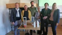 Na praznovanje Forma vive je direktorica Obalnih galerij Piran 
Mara Ambrožič Verderber (desno) povabila tudi Nedo Milkovič, 
vdovo Tonija Biloslava, znamenitega dolgoletnega direktorja 
Obalnih galerij, in Marjano Lenassi, vdovo Janeza Lenassija. Ob 
njih so še kiparji Jure Markota, Alberto Scodro in Max M. 
Seibald. 

