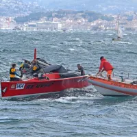 Nekatere posadke so jo v močni nedeljski burji pošteno skupile.