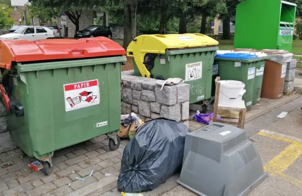 Zmeda ni le v zabojnikih za biološke odpadke, temveč tudi na 
nekaterih ekoloških otokih po Sežani. 