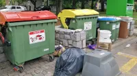 Zmeda ni le v zabojnikih za biološke odpadke, temveč tudi na 
nekaterih ekoloških otokih po Sežani. 