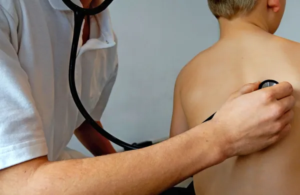 Pri okužbah z RSV virusi pogosto prihaja do zapletov, med drugim 
do bronhitisa, oteženega dihanja, tudi pljučnice. 