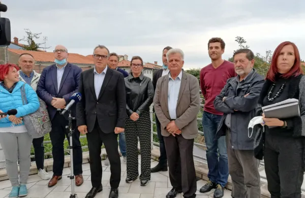 “Interes vseh nas je, da imamo OPN čim prej na mizi in da lahko 
mesto živi,” je naznanil župan Danilo Markočič,  ob njem   predstavniki svetniških klubov  z izjemo liste Izola prihodnosti. 