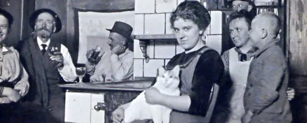 Pri štedilniku v Lekanovi hiši v Trgu (Vipavi). (Foto: Ivan Može, 
1918, Pokrajinski arhiv v Novi Gorici)