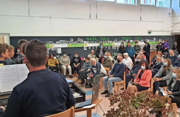 Če gre soditi po večeru v  avli divaške šole, se za sožitje med šolarji, krajani Divače in stanovalci Doma na Krasu, ki se bodo priselili k njim, ni bati. 

 