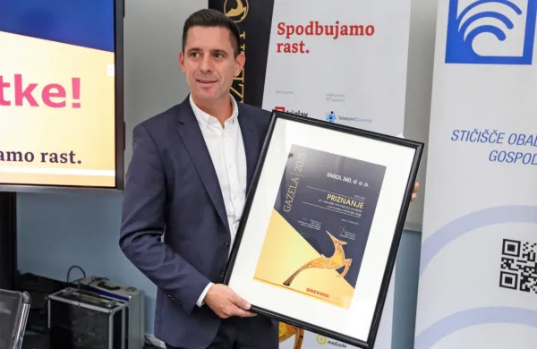 Direktor Ensola 360 Jernej Čopi ob prevzemu priznanja