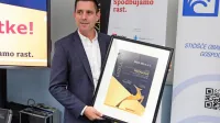 Direktor Ensola 360 Jernej Čopi ob prevzemu priznanja