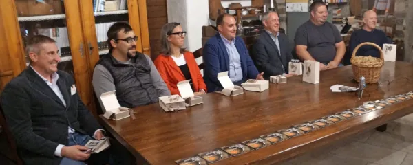  V kleti kmetije Fiegl na Oslavju so se ob priredsitvi RibolliAmo 
predstavili člani združenja Stefano Bensa, Marko Prinčič,   Mateja 
Gravner, Martin Figelj, Marko Prinčič, Marko Primosig, Saša 
Radikon in Franco Sosol.