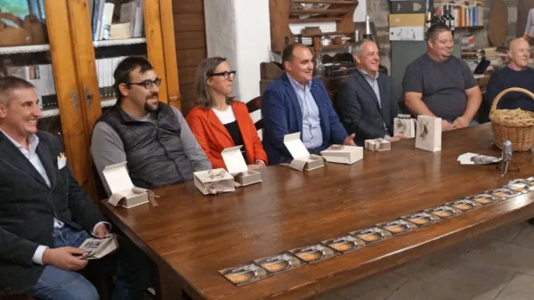  V kleti kmetije Fiegl na Oslavju so se ob priredsitvi RibolliAmo 
predstavili člani združenja Stefano Bensa, Marko Prinčič,   Mateja 
Gravner, Martin Figelj, Marko Prinčič, Marko Primosig, Saša 
Radikon in Franco Sosol.