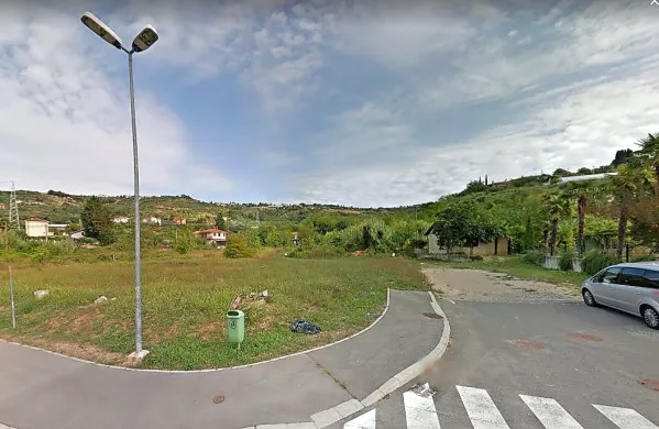 Območje v obrtni coni v Luciji, ki bo v sredo na dražbi. 