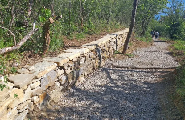 Suhozid ob pešpoti do Belih skal, ki ga je  Javni  zavod za 
spodbujanje podjetništva in razvojne projekte obnovil pred dvema letoma.  