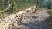 Suhozid ob pešpoti do Belih skal, ki ga je  Javni  zavod za 
spodbujanje podjetništva in razvojne projekte obnovil pred dvema letoma.  