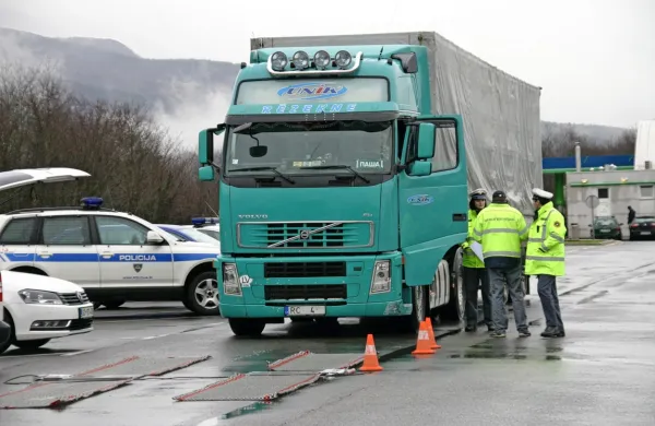 V nadzoru so odkrili tri pretežke tovornjake in kar osem tehnično 
pomanjkljivih tovornjakov.