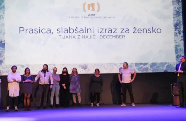  Tijana Zinajić  in del ekipe filma Prasica, slabšalni izraz za žensko, ki je prepričal  žirijo in občinstvo.  