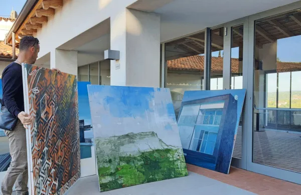 Vsak povabljeni umetnik je prispeval eno sliko za skupinsko 
razstavo v steklenem paviljonu na gradu Dobrovo.