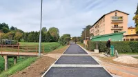Asfaltna prevleka, ki so jo postavili med vikendom, je vznemirila 
del stanovalcev. V teh dneh bodo čez postavili utrjeno peščeno 
prevleko, zagotavljajo na občini. 