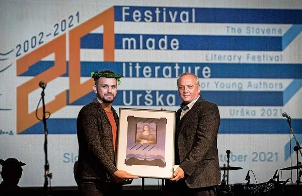  Uršljan 2021, 29-letni  Alex Kama Devetak iz Gorice, je v Slovenj Gradcu nagrado prejel iz rok direktorja 
Javnega sklada za kulturne dejavnosti Damjana Damjanoviča. 