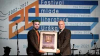  Uršljan 2021, 29-letni  Alex Kama Devetak iz Gorice, je v Slovenj Gradcu nagrado prejel iz rok direktorja 
Javnega sklada za kulturne dejavnosti Damjana Damjanoviča. 