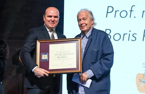 Prof. mag. arh. Boris Podrecca je častni občan Občine Piran, plaketo mu je izročil župan Đenio Zadković.