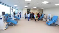 Ena od bolniških sob v prenovljenem centru za hemodializo v 
izolski bolnišnic, opremljena z najsodobnejšimi aparaturami in s 
pogledom na morje. 
