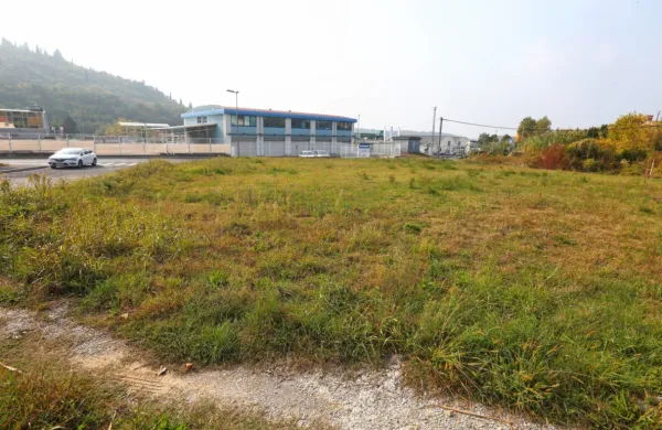 Občina Piran je na dražbi kupila 4440 kvadratnih metrov velik 
sklop enajstih nepozidanih stavbnih zemljišč v obrtni coni v 
Luciji.