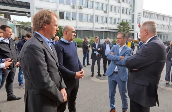 Bodoča hala Titusa  je povezala (z leve) Kristjana Mugerlija (Kolektor  CPG), Blaža Jasniča in Tadeja Gosaka (Titus) ter 
ministra Zdravka Počivalška.