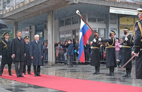 Pahor je Mattarello na Bevkovem trgu sprejel z vsemi državniškimi 
častmi.