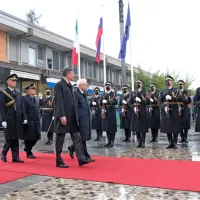 Predsednik Borut Pahor je italijanskega kolega Sergia Mattarello z 
vojaškimi častmi sprejel na novogoriškem Bevkovem trgu.