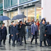 Predsednik Borut Pahor je italijanskega kolega Sergia Mattarello z 
vojaškimi častmi sprejel na novogoriškem Bevkovem trgu.