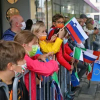 Predsednik Borut Pahor je italijanskega kolega Sergia Mattarello z 
vojaškimi častmi sprejel na novogoriškem Bevkovem trgu.