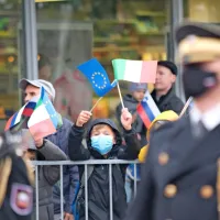 Predsednik Borut Pahor je italijanskega kolega Sergia Mattarello z 
vojaškimi častmi sprejel na novogoriškem Bevkovem trgu.