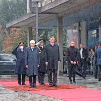 Predsednik Borut Pahor je italijanskega kolega Sergia Mattarello z 
vojaškimi častmi sprejel na novogoriškem Bevkovem trgu.