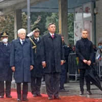 Predsednik Borut Pahor je italijanskega kolega Sergia Mattarello z 
vojaškimi častmi sprejel na novogoriškem Bevkovem trgu.