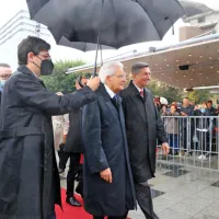 Predsednik Borut Pahor je italijanskega kolega Sergia Mattarello z 
vojaškimi častmi sprejel na novogoriškem Bevkovem trgu.