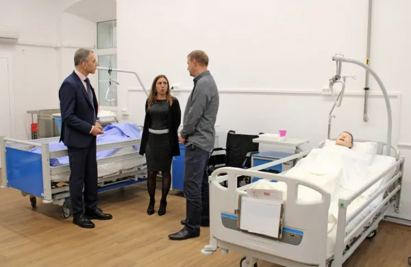 Rektorica Univerze na Primorskem Klavdija Kutnar z vipavskim 
županom  Goranom Kodeljo (levo) in dekanom Fakultete za vede o 
zdravju Nejcem Šarabonom. 