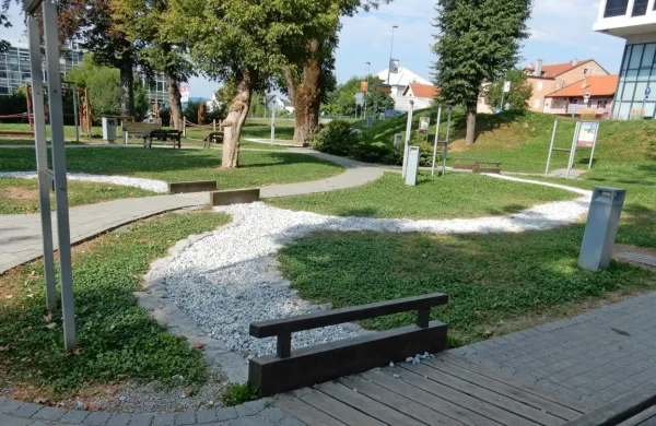 Več predlogov, o katerih bodo glasovali občani, se  nanaša na 
ureditev mesta z zasaditvijo dreves na javnih površinah, primernejšim odlaganjem odpadkov, postavitvijo košev za smeti in 
pasje iztrebke ter klopi (na fotografiji mestni park). 